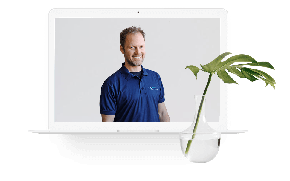 bilde som viser naprapat Per Steinar på en macbook
