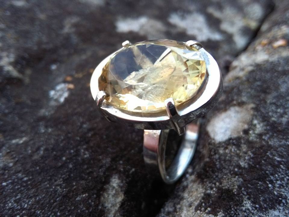 anello con diamante