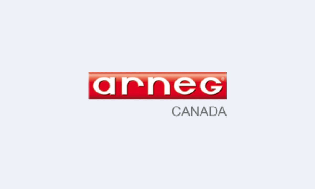 Logo « Arnec Canada » en lettres blanches sur fond rouge, avec « CANADA » en dessous en gris.