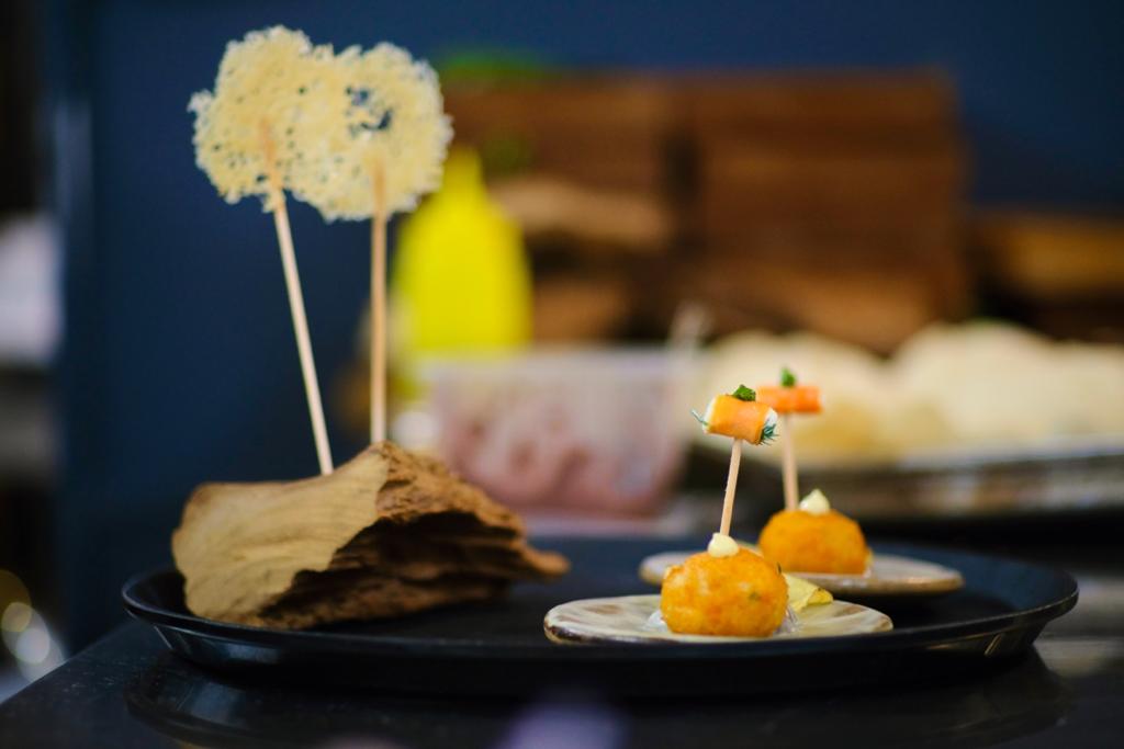 Un gros plan d'un plateau de nourriture sur une table.