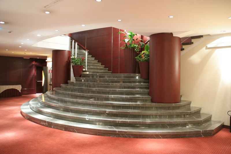 Una serie di scale in un edificio con un tappeto rosso