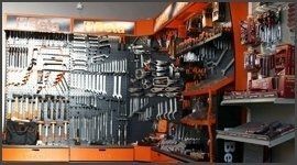 Utensili in esposizione nel negozio