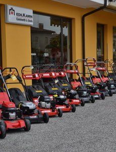 vari modelli di tagliaerba in esposizione