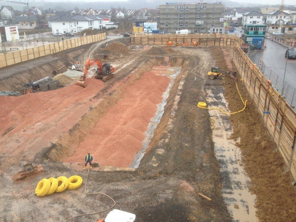 Eine Großbaustelle mit viel Dreck und vielen Maschinen.