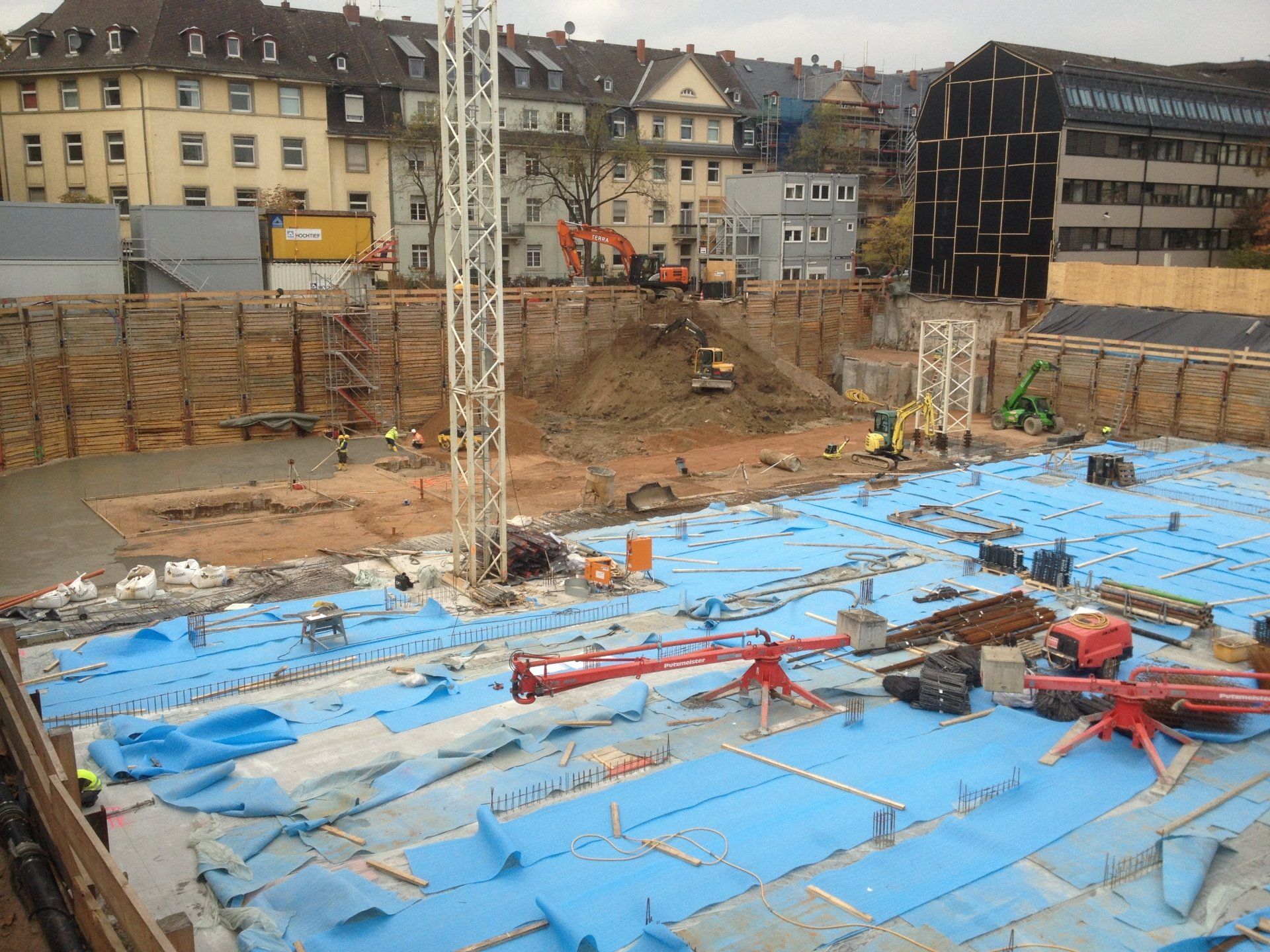 Eine Baustelle mit vielen blauen Planen auf dem Boden