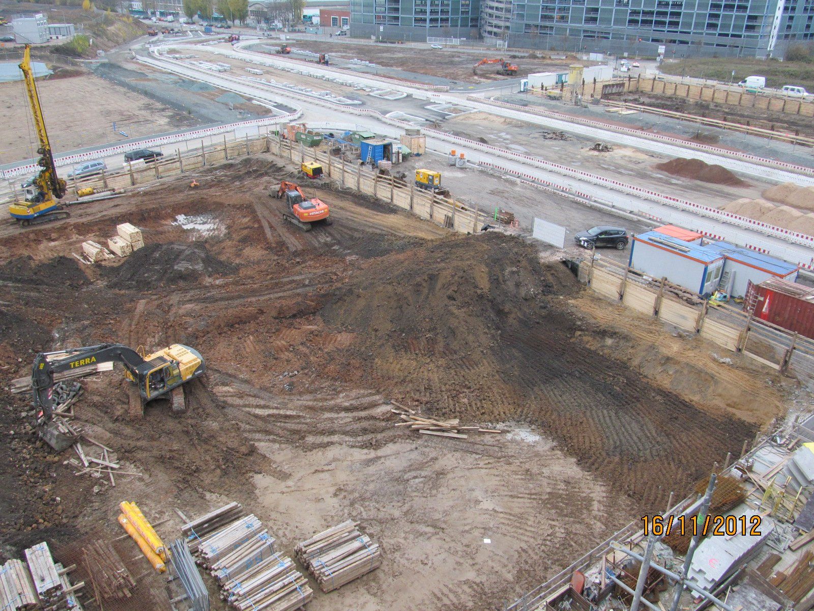 Eine Luftaufnahme einer Baustelle mit vielen Maschinen
