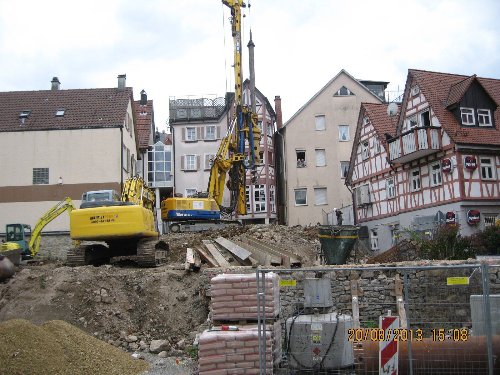 Eine Baustelle mit einem gelben Bagger im Vordergrund