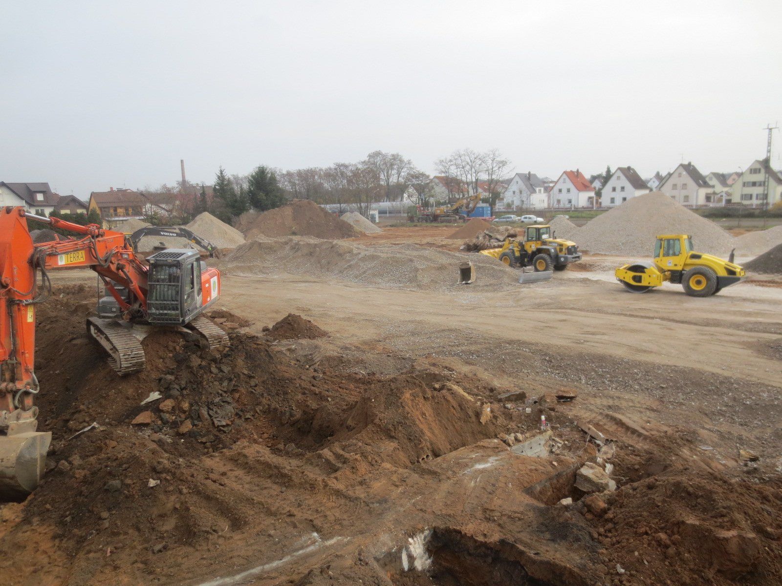 Eine Baustelle mit viel Maschinen und Dreck.