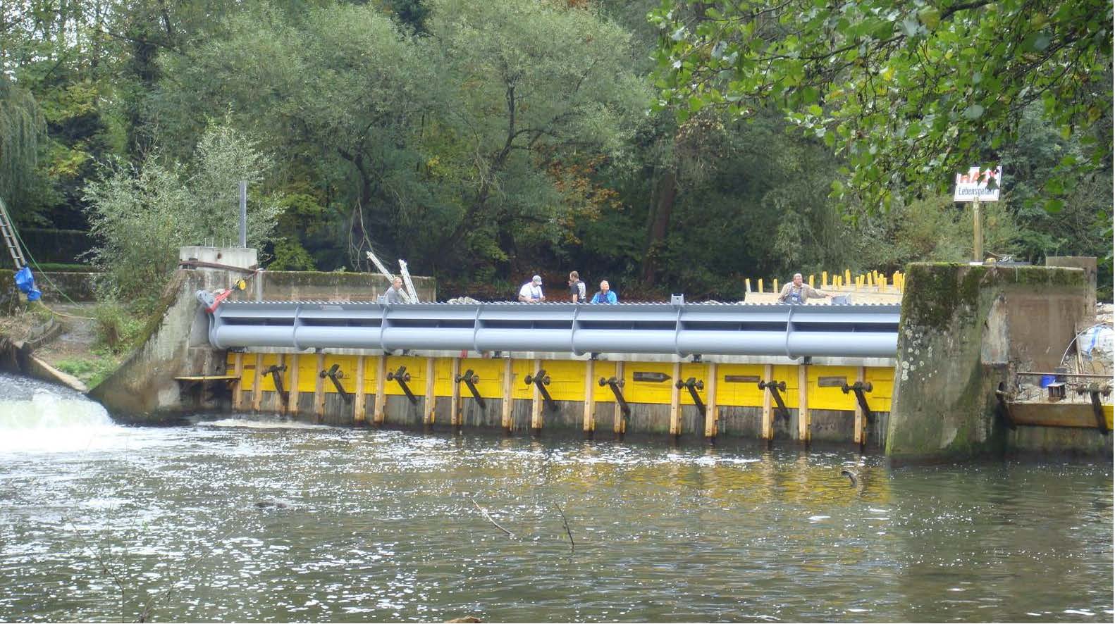 Eine Brücke über ein Gewässer mit Bäumen im Hintergrund