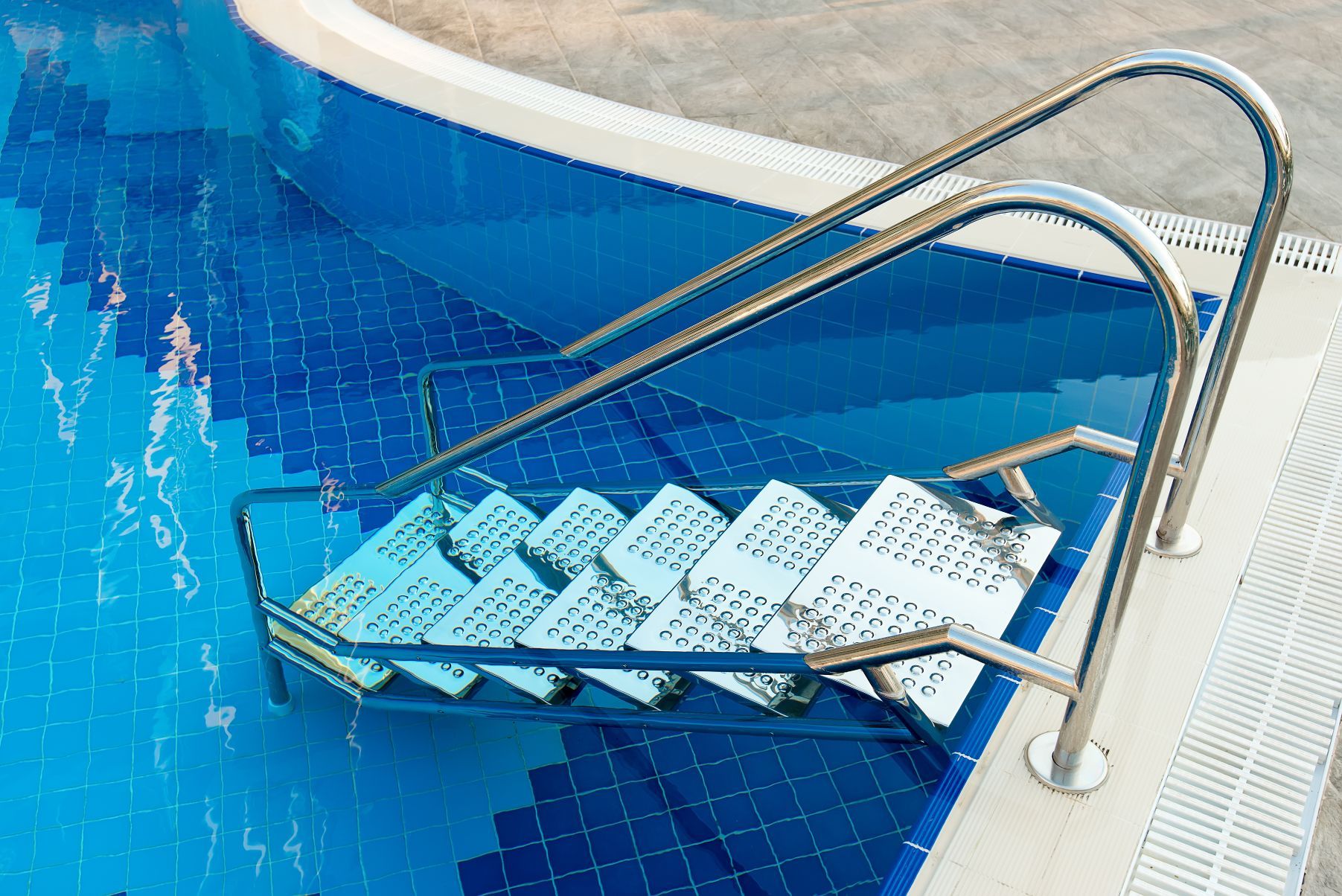 Rifiniture piscine in acciaio