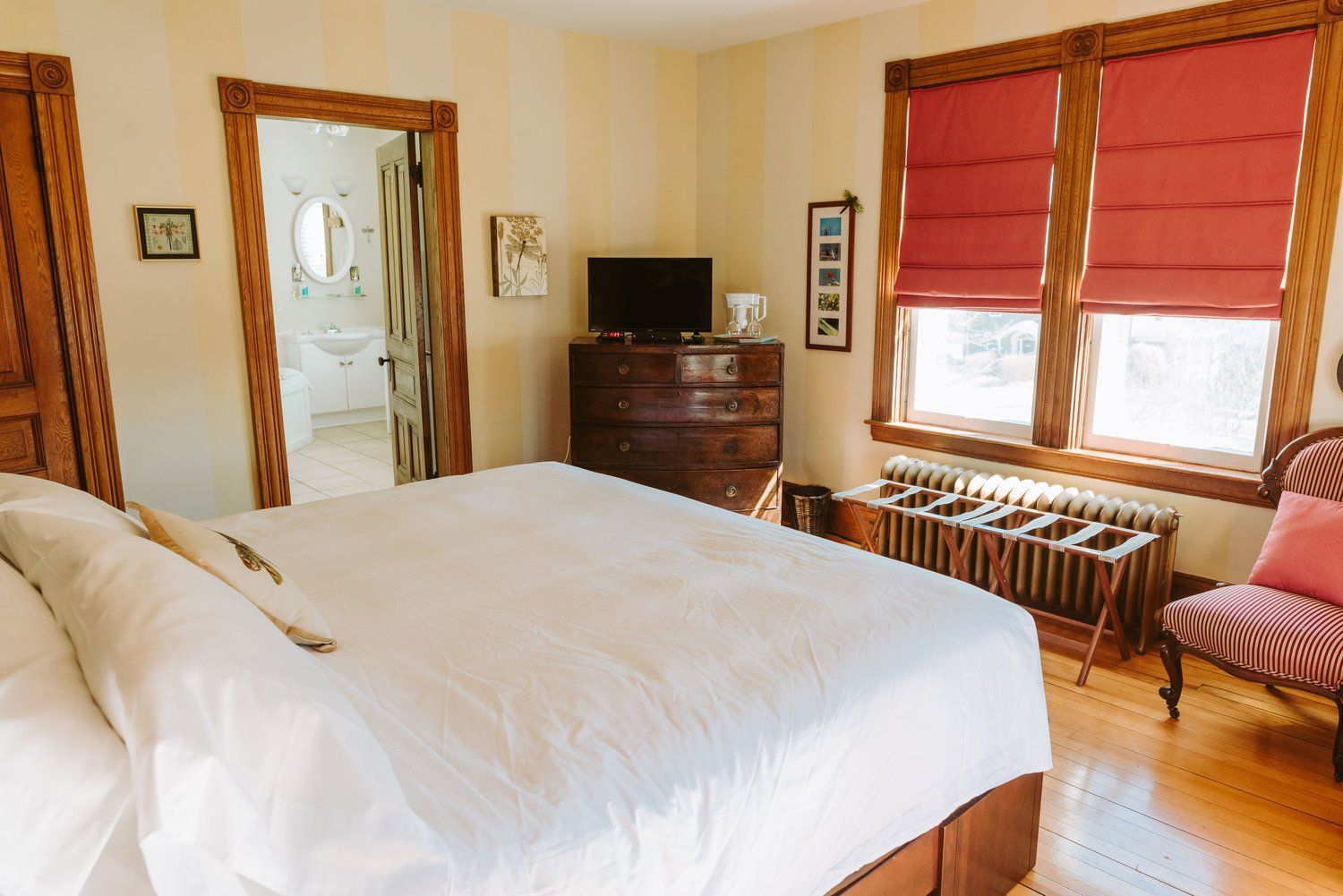 lunenburg accommodations dragon fly bed angle 2