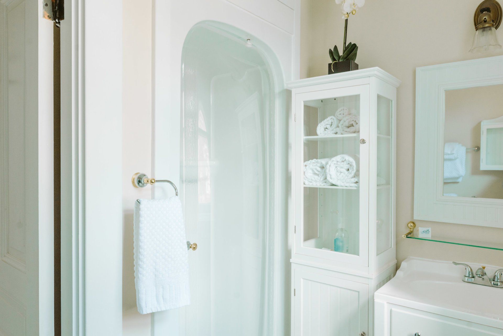 lunenburg accommodations kingfisher bath angle 3