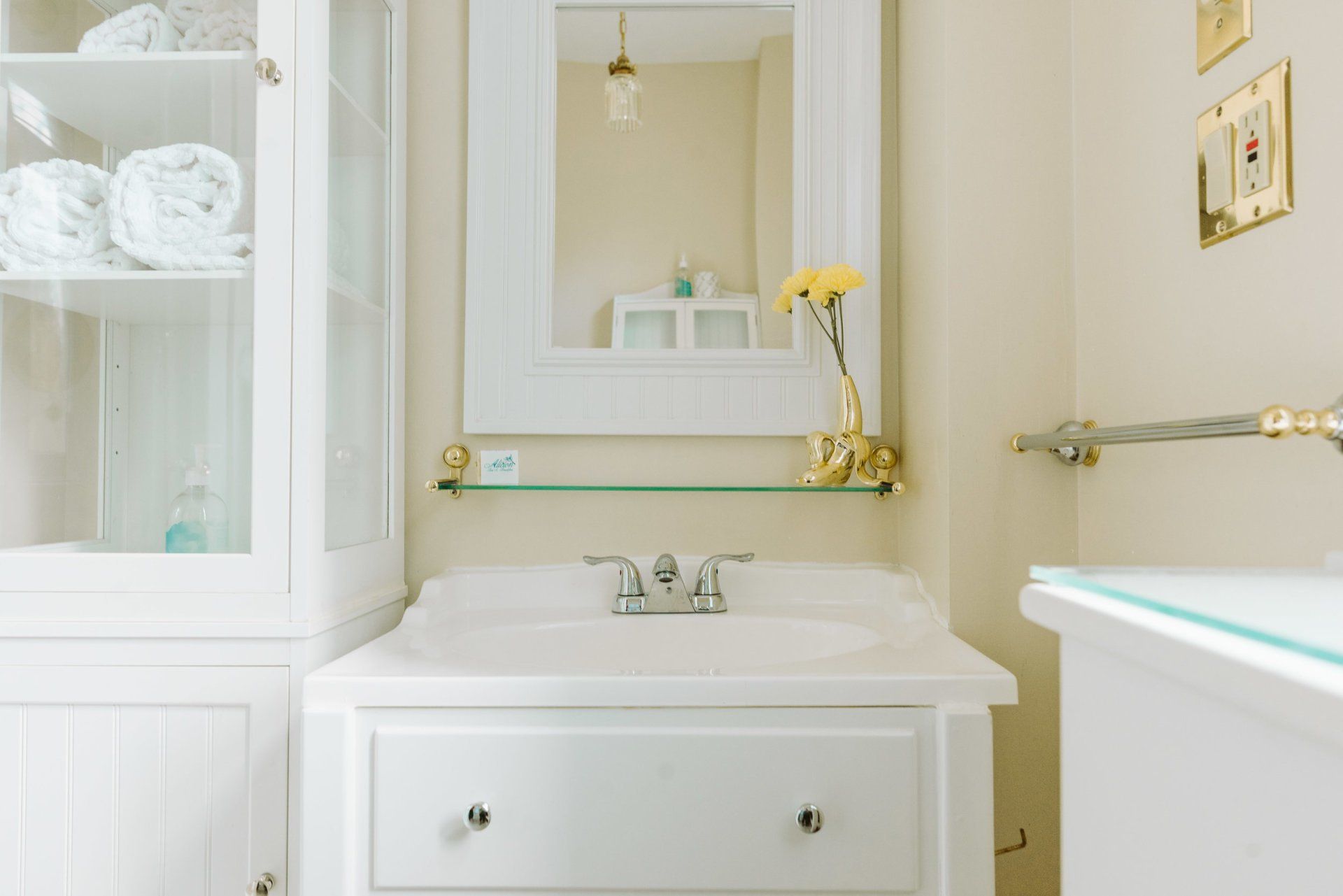 lunenburg accommodations kingfisher bath angle 2
