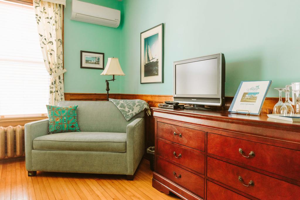 lunenburg accommodations kingfisher bed angle 4