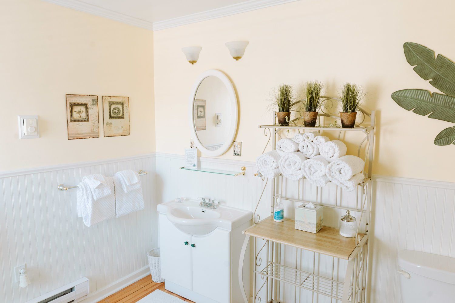 lunenburg accommodations tamarack bath angle 3