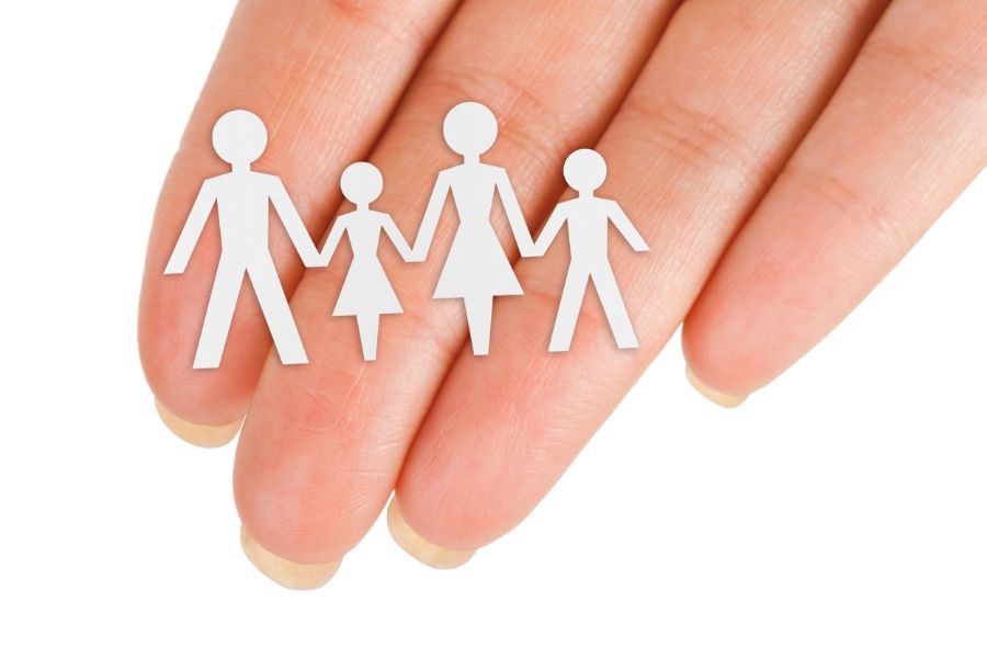 Famiglia raffigurata in icone ritagliate