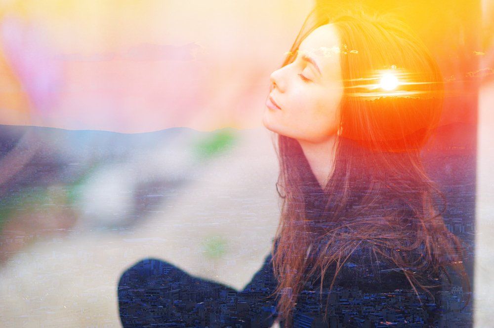 Ragazza rilassata tramite pensiero positivo