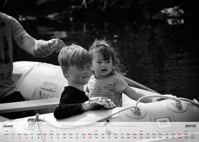 Ein Schwarzweißfoto von zwei Kindern auf einem Floß