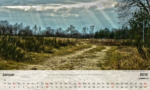 Ein Kalender für Januar 2016 zeigt eine unbefestigte Straße, die durch ein Feld führt