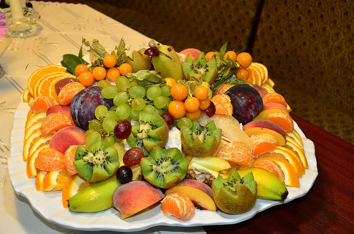 Auf einem Tisch steht ein Teller mit Obst.