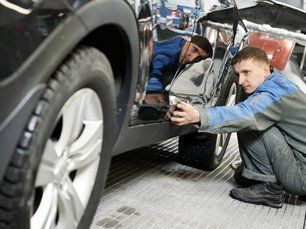 Man Fixing the Frame of the Car — Findlay, OH — Findlay Body Repair Co. LTD