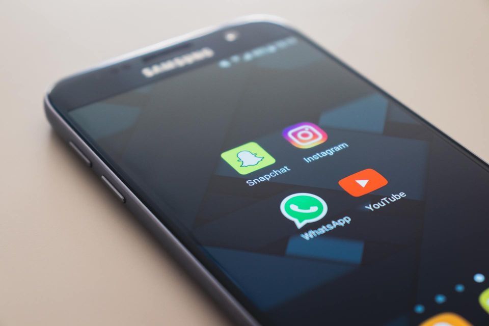 illustrasjon som viser en smarttelefon med sosiale medier apper