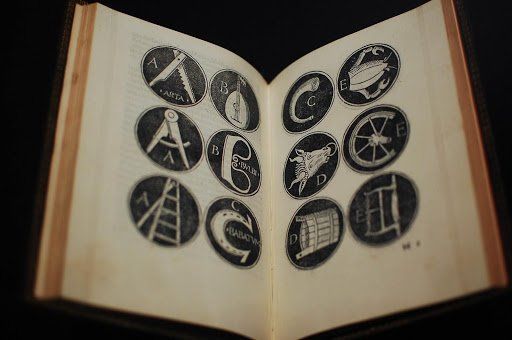 eksperimentelle fonter - bilde av en bok