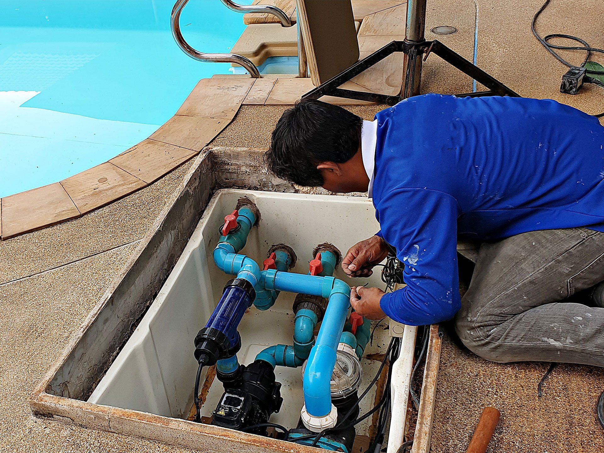 Pool leak detection being performed by technician in Omaha, NE Pool leak detection being performed by technician in Omaha, NE