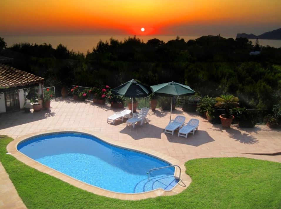 Relaxing Residential Pool | Omaha, NE | Olympic Pool & Spa