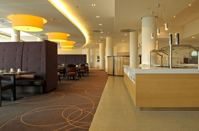 Ein Restaurant mit Tischen und Stühlen und einem Buffet