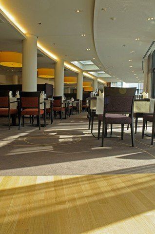 Ein Restaurant mit Tischen und Stühlen und einem Holzboden