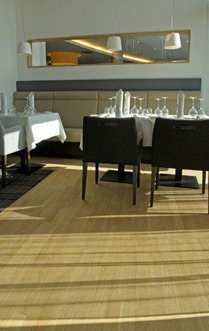 Ein Restaurant mit Tischen und Stühlen und Gläsern darauf