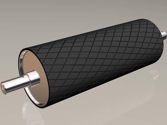 Rodillo de caucho con diseño de diamante negro, con tapas de extremo de metal y eje para un sistema transportador.