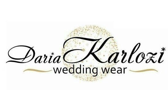 Das Logo für Daria Karlozi Hochzeitskleidung ist schwarz und gold.