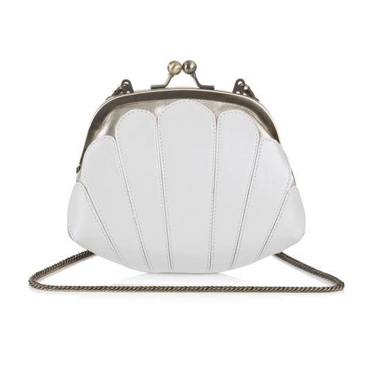 Eine weiße Muscheltasche mit einer daran befestigten Kette