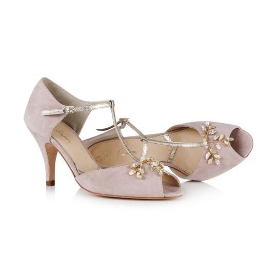 Ein Paar rosa Schuhe mit Strasssteinen darauf