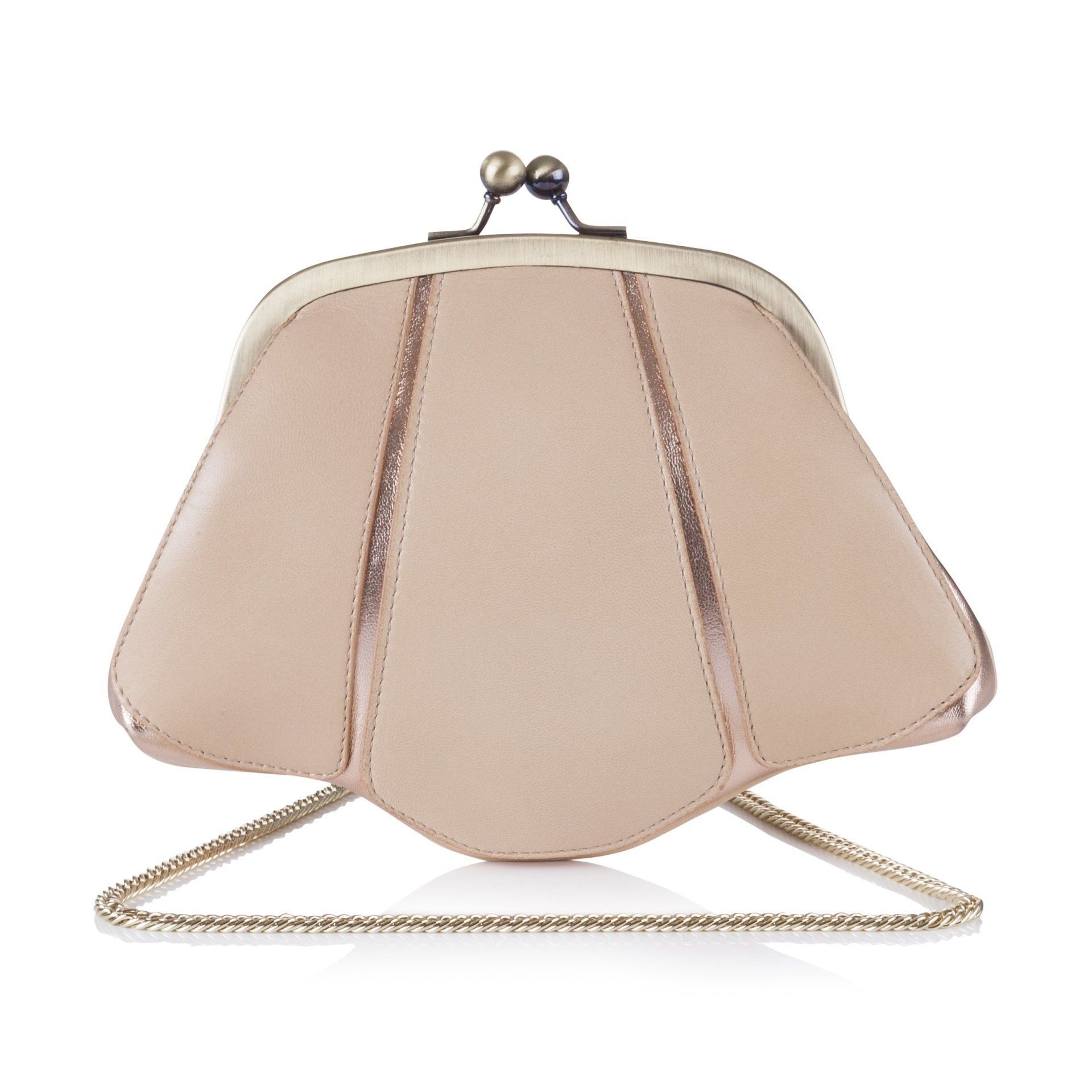 Eine rosa Handtasche mit einer goldenen Kette auf weißem Hintergrund