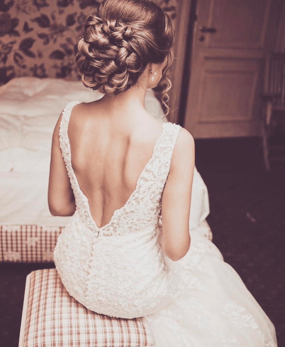 Der Rücken einer Frau im Brautkleid ist zu sehen