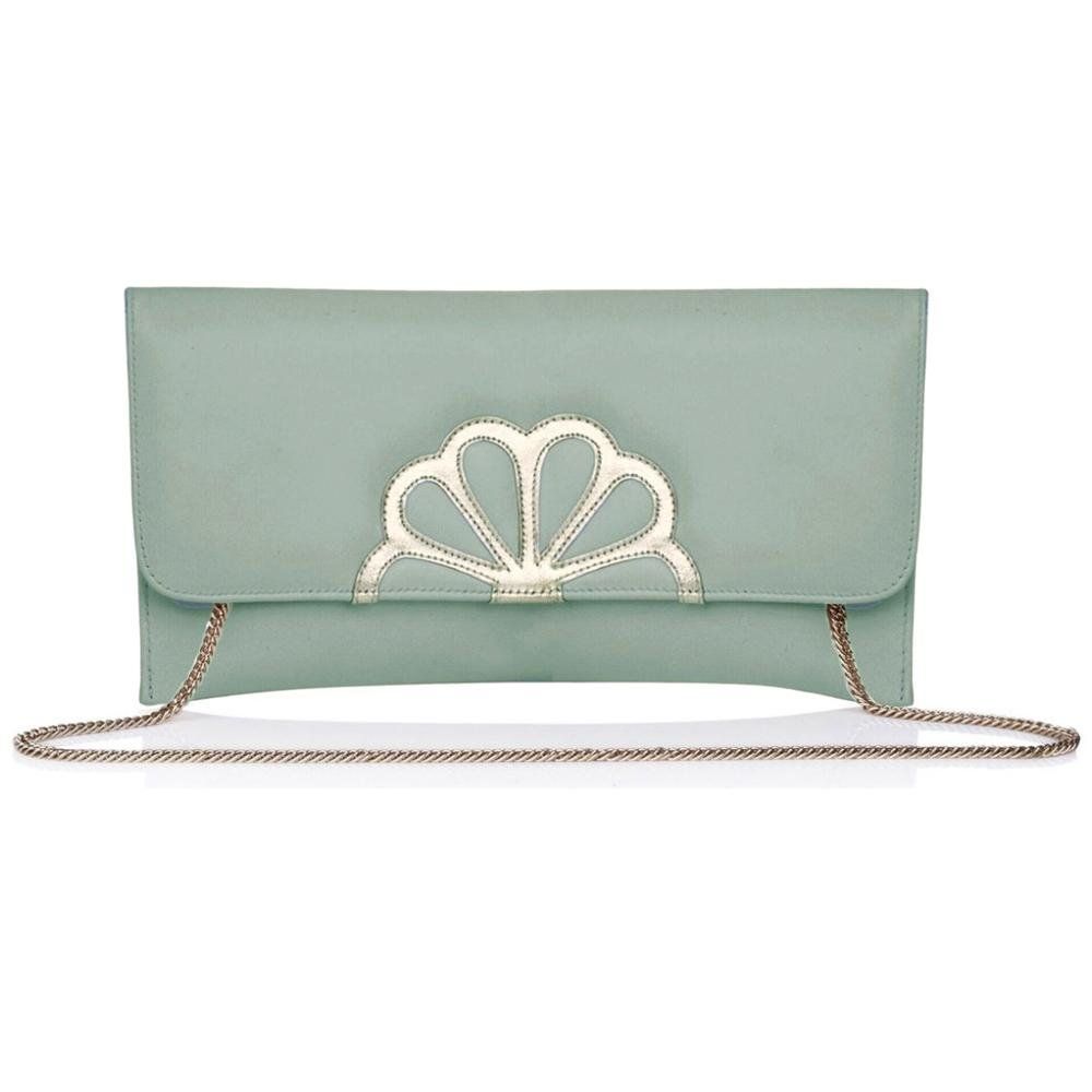 Eine grüne Clutch mit einer herzförmigen Schnalle und einer Kette.