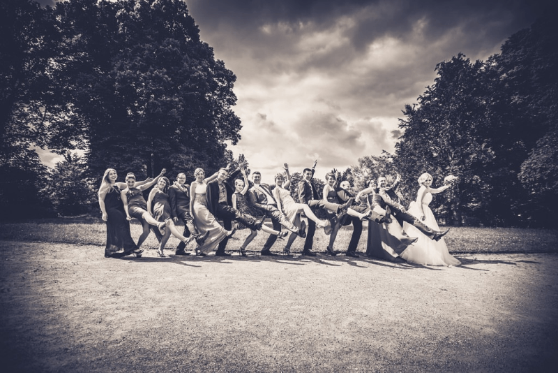 Ein Schwarzweißfoto einer Gruppe von Menschen, die in einer Reihe stehen.