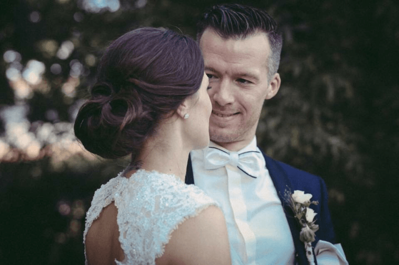 Eine Braut und ein Bräutigam küssen sich an ihrem Hochzeitstag.