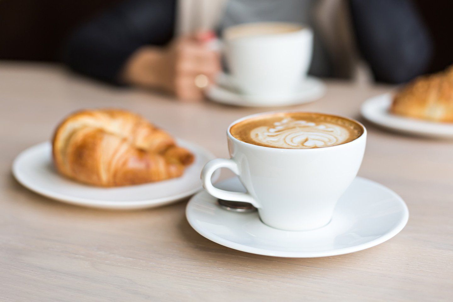 un cappuccino e una brioche