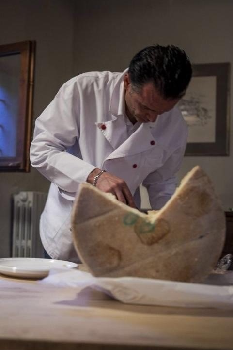 Taglio di una forma di formaggio