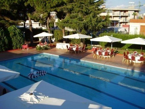 Piscina con gazebo e sedie