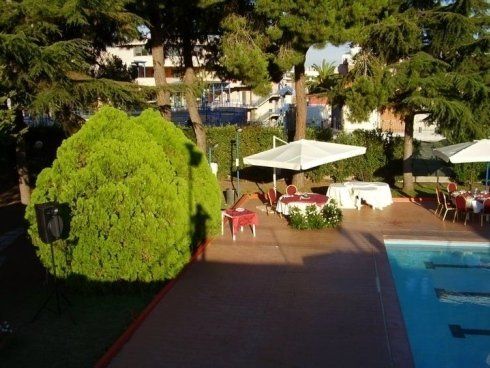 Piscina con gazebo e sedie