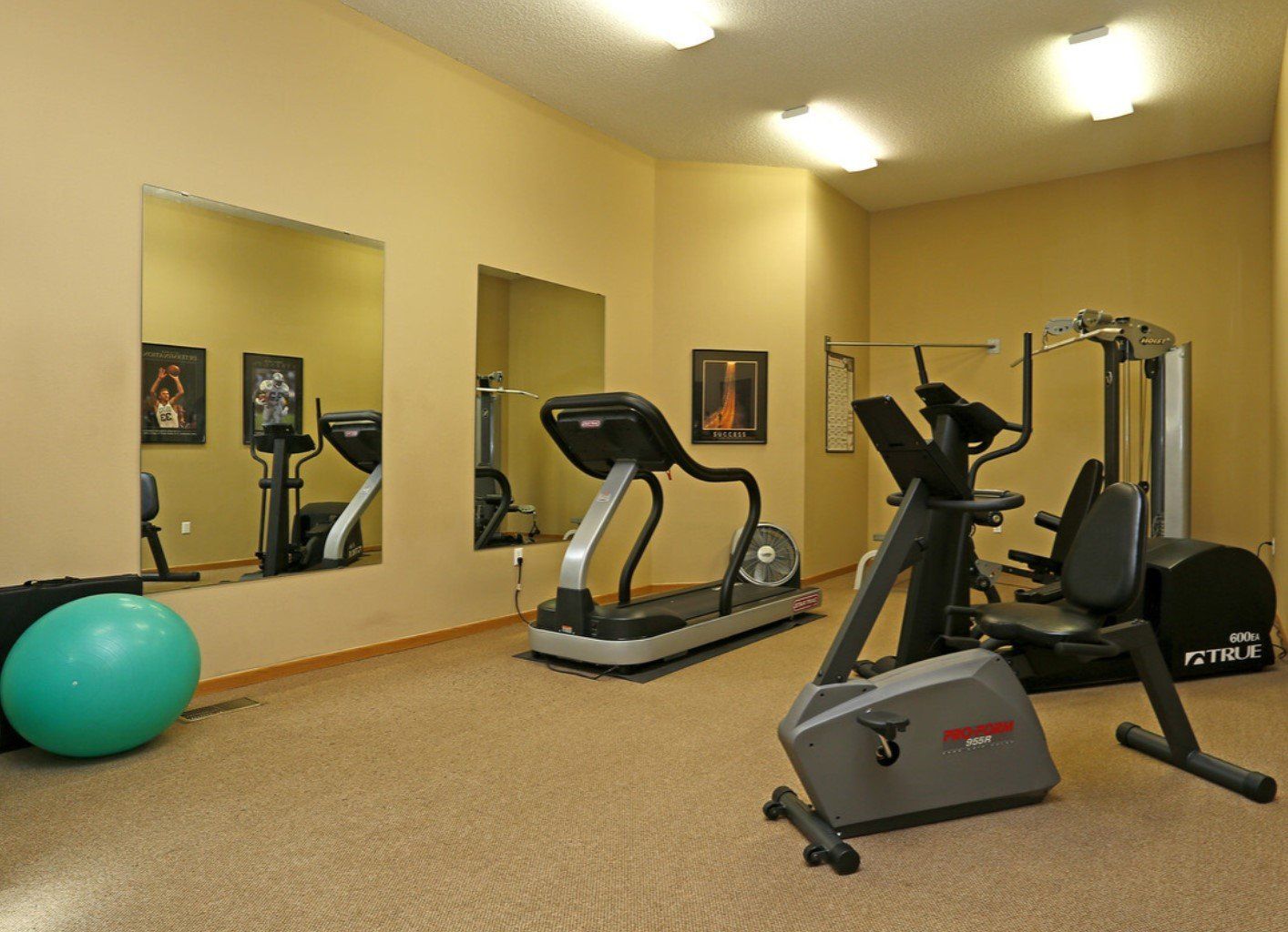 EDGEWATER Fitness Room