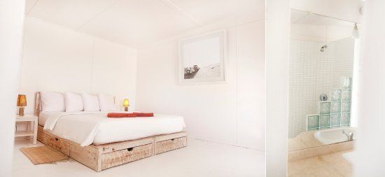 Une chambre avec un lit et une salle de bain en arrière plan.