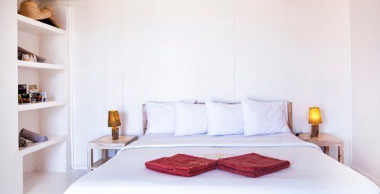 Une chambre avec un lit et deux oreillers dessus