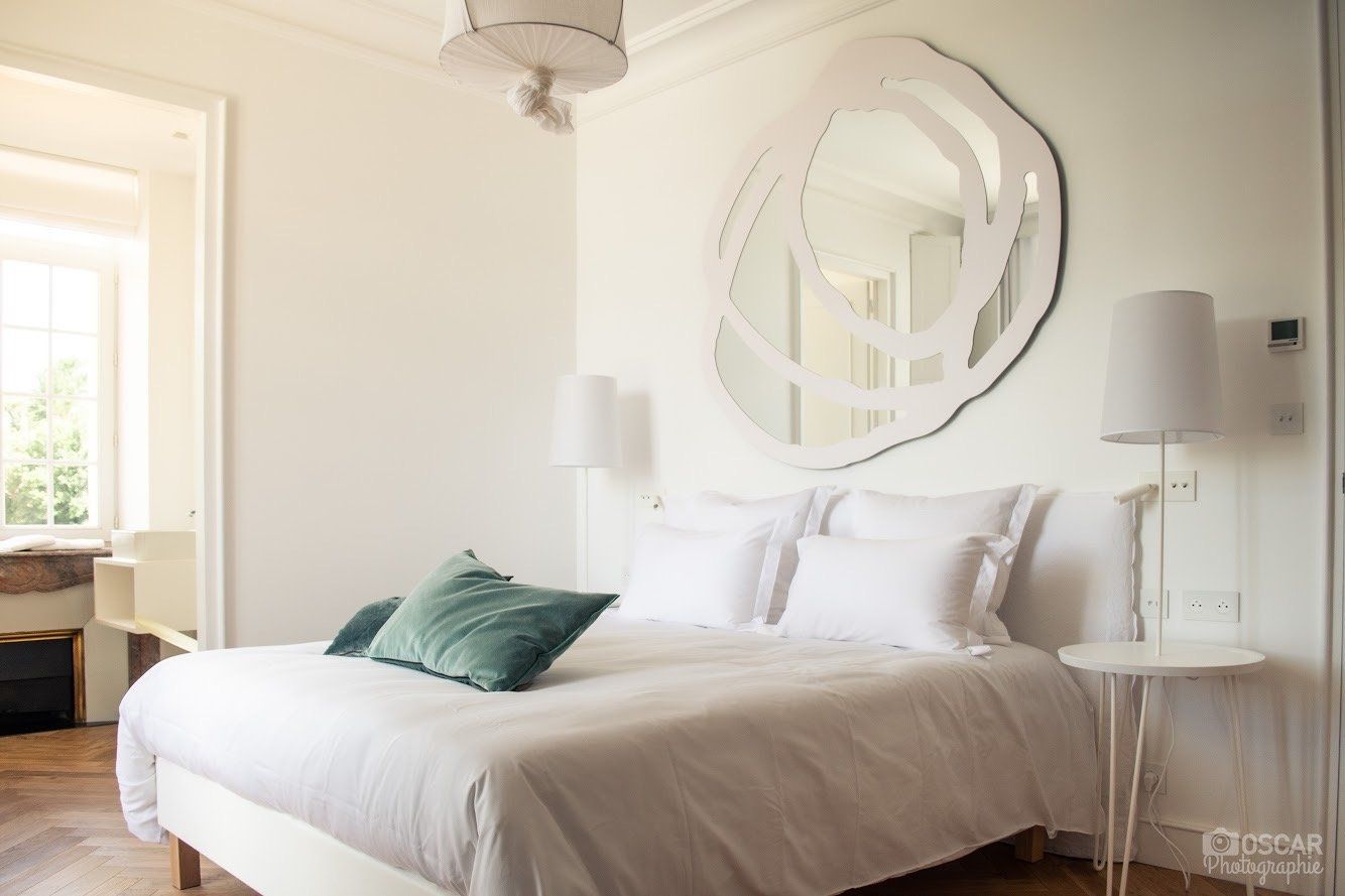 Il y a un grand miroir au dessus du lit dans la chambre.