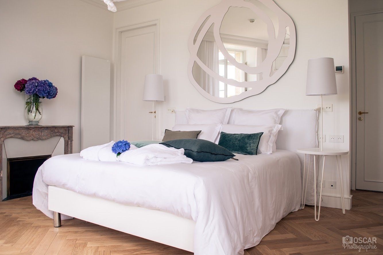 Il y a un grand miroir au dessus du lit dans la chambre.